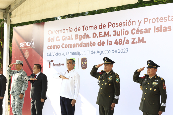 Asiste gobernador Am&eacute;rico Villarreal a la toma de posesi&oacute;n del comandante de la 48/a Zona Militar