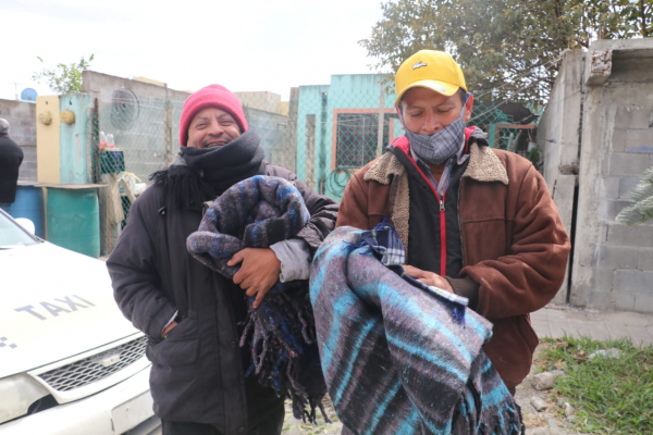 Contin&uacute;a Gobierno de Matamoros entregado cobijas a familias humildes para protegerlas de intenso fr&iacute;o