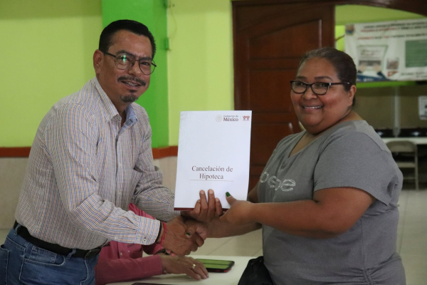 Trabajadores reciben documentos que garantizan cancelaci&oacute;n total de adeudos hipotecarios