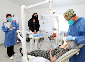 Entrega DIF Matamoros placas dentales a los adultos mayores