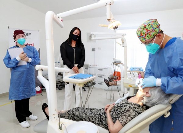 Entrega DIF Matamoros placas dentales a los adultos mayores