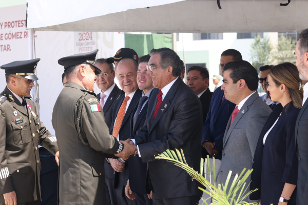 Acude Am&eacute;rico Villarreal a relevos de mandos de la IV Regi&oacute;n, 8/a y 48/a Zonas Militares