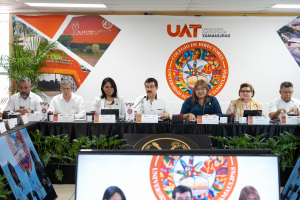 Entrega rector equipamiento en la Facultad de Ciencias de la Educaci&oacute;n y Humanidades