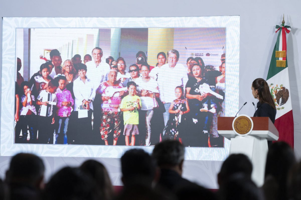 En enlace a la ma&ntilde;anera,  presidenta Sheinbaum y Am&eacute;rico entregan viviendas a familias de pescadores en Tamaulipas
