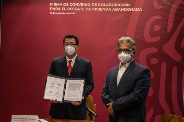Firma Mario L&oacute;pez convenio  con INFONAVIT y SEDATU