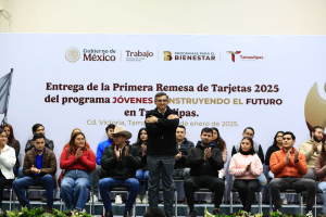 Entrega Am&eacute;rico tarjetas del programa "J&oacute;venes Construyendo el Futuro"