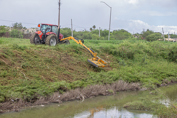 Supervisa Alcalde Mario L&oacute;pez trabajos de limpieza y desazolve de drenes