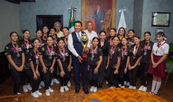 Felicita Alcalde Mario L&oacute;pez a destacados  deportistas de la Secundaria T&eacute;cnica No. 4