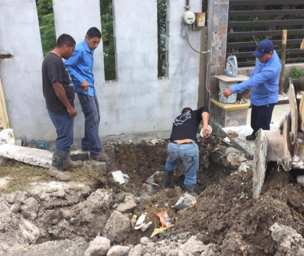 Fallas de Drenaje en Domicilios Afectan Banquetas y Calles