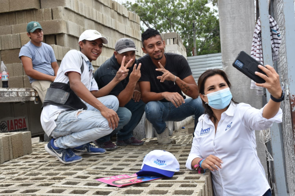Ivett Bermea recibe la confianza y el afecto de las familias matamorenses que quieren un cambio