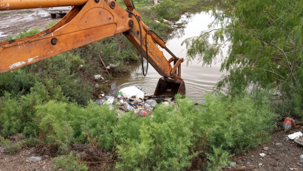 Trabaja municipio en desazolve de drenes para facilitar salida del agua en esta temporada de lluvia