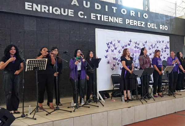 La UAT ofreci&oacute; a sus universitarias el recital &ldquo;Voces Violeta&rdquo;