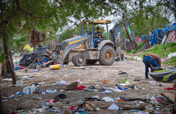 Autoridades municipales realizan limpieza en bordo del r&iacute;o bravo para evitar problemas de salud p&uacute;blica