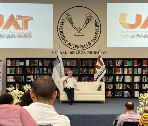 Imparte la UAT en Nuevo Laredo la C&aacute;tedra Octavio Paz con el escritor Anthony Stanton