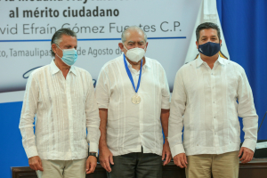 Entrega Francisco Cabeza de Vaca la medalla "Fray Andr&eacute;s de Olmos"