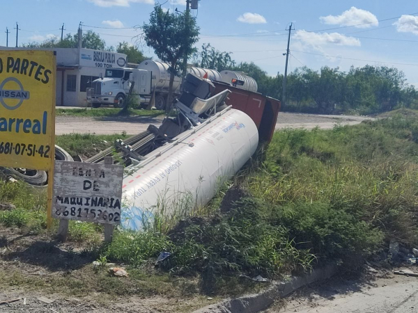 Concluyen con &eacute;xito labores de rescate de pipa volcada que trasladaba etileno