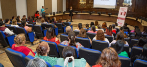 Conferencia sobre la mujer en Auditorio Pedro S&aacute;enz