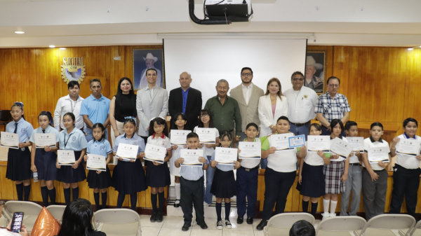 Premian a alumnos destacados por fomentar h&aacute;bito de lectura