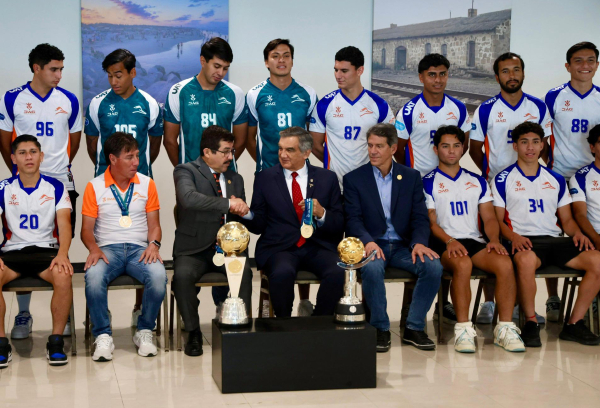 Felicita Am&eacute;rico Villarreal a Correcaminos Premier por poner en alto a Tamaulipas y a la UAT