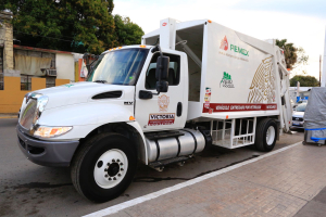 Entrega gobernador apoyos para mejorar servicios e infraestructura en Victoria