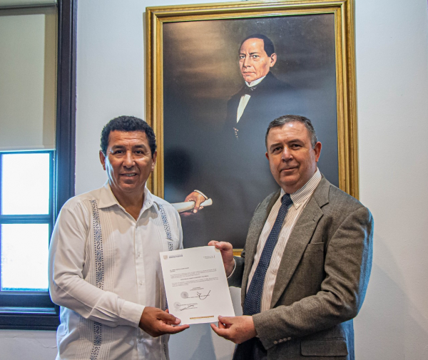 Entrega Mario L&oacute;pez nombramiento a nuevo secretario