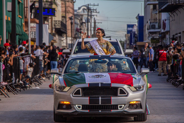 Cientos de familias disfrutan de desfile c&iacute;vico militar organizado por el Gobierno de Matamoros