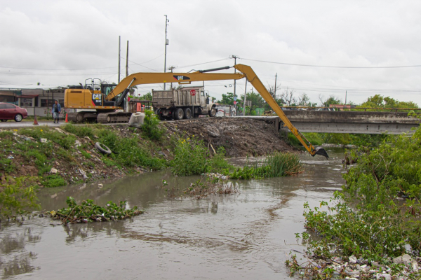 Contin&uacute;an labores de desazolve de drenes para  el pronto desag&uuml;e de colonias afectadas con lluvias