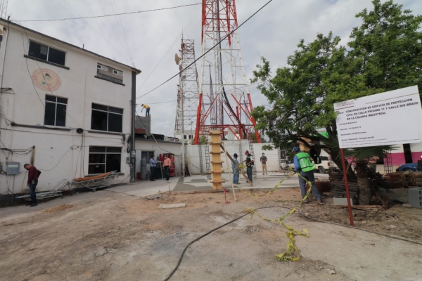 Supervisan obras de construcci&oacute;n y rehabilitaci&oacute;n de edificios de PC y Bomberos