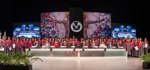 El rector D&aacute;maso Anaya preside la graduaci&oacute;n de 161 egresados de la UAT