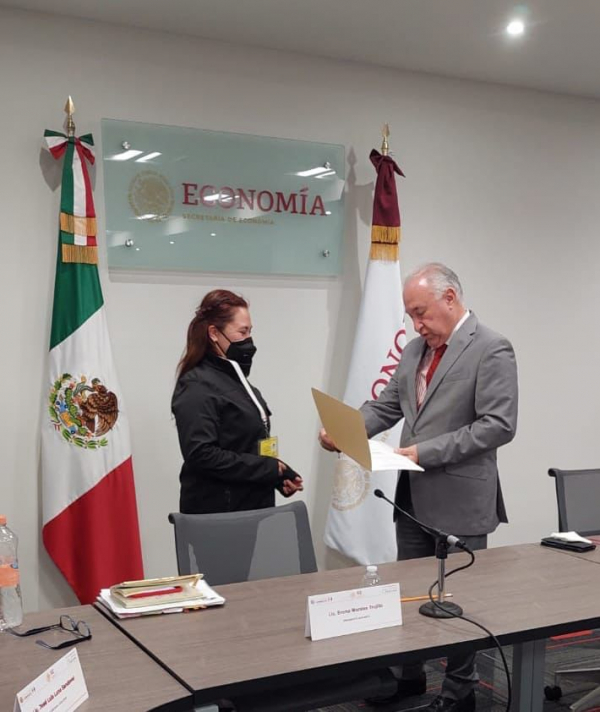 Recibe H&eacute;ctor Garza distinci&oacute;n por cumplimiento a plan de &eacute;tica