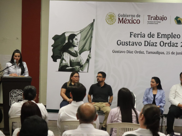 Desarrollan primera Feria del Empleo en D&iacute;az Ordaz
