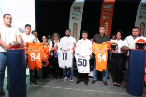 Reconoce la UAT a estudiantes destacados