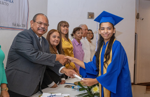 Asiste Alcalde  Dr. Rub&eacute;n Sauceda, a ceremonia  de  graduaci&oacute;n de secundaria &ldquo;Gabriela Mistral&rdquo;