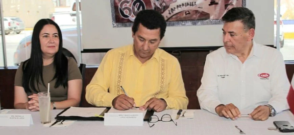 Coloca Alcalde Mario Alberto L&oacute;pez Hern&aacute;ndez la primera piedra del edificio de la C&aacute;mara Nacional de la Industria de la Construcci&oacute;n