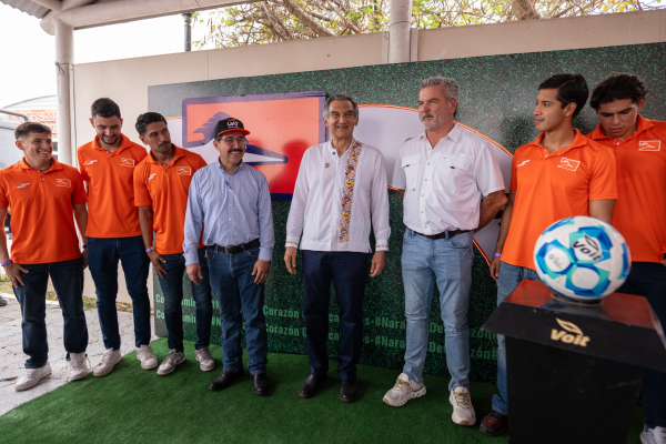 Rodeado de ni&ntilde;os alegres, el gobernador Am&eacute;rico y el rector D&aacute;maso Anaya disfrutaron de las amenidades de la UAT en el DIFzania 2026