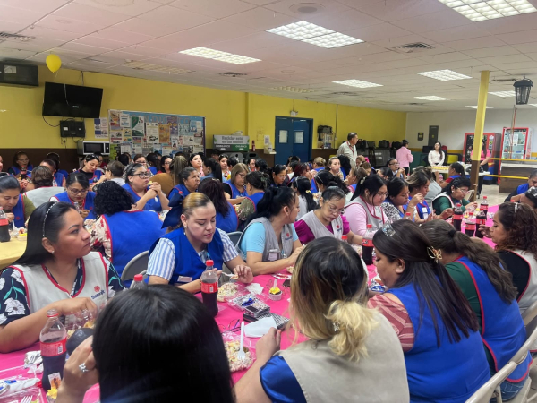 Empresa celebra con convivio y mariachi a sus trabajadoras en el dia de las madres