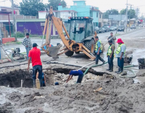 Reblandecimiento de subsuelo por lluvias form&oacute; socav&oacute;n en la Avenida Plan de Ayutla