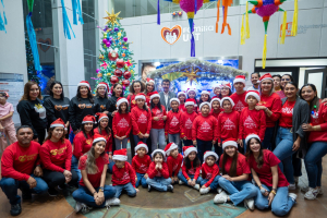 Preside rector encendido del pino navide&ntilde;o Familia UAT
