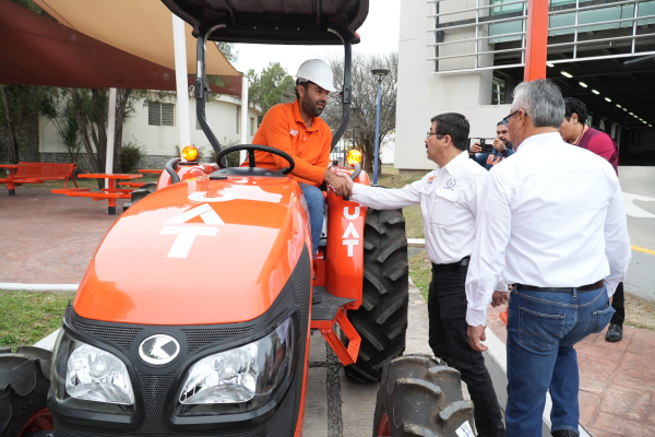 Entrega rector equipo para el mantenimiento de los campus de la UAT